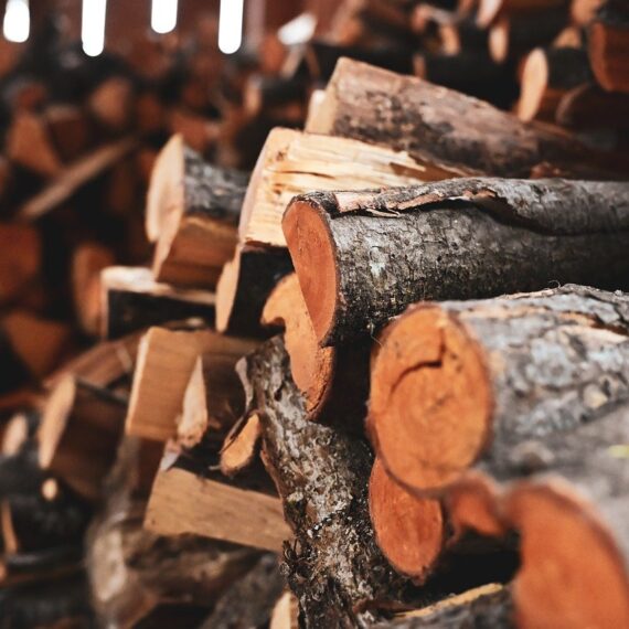 jak składować drewno opałowe