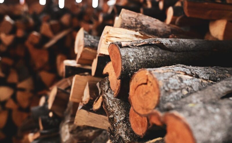 jak składować drewno opałowe