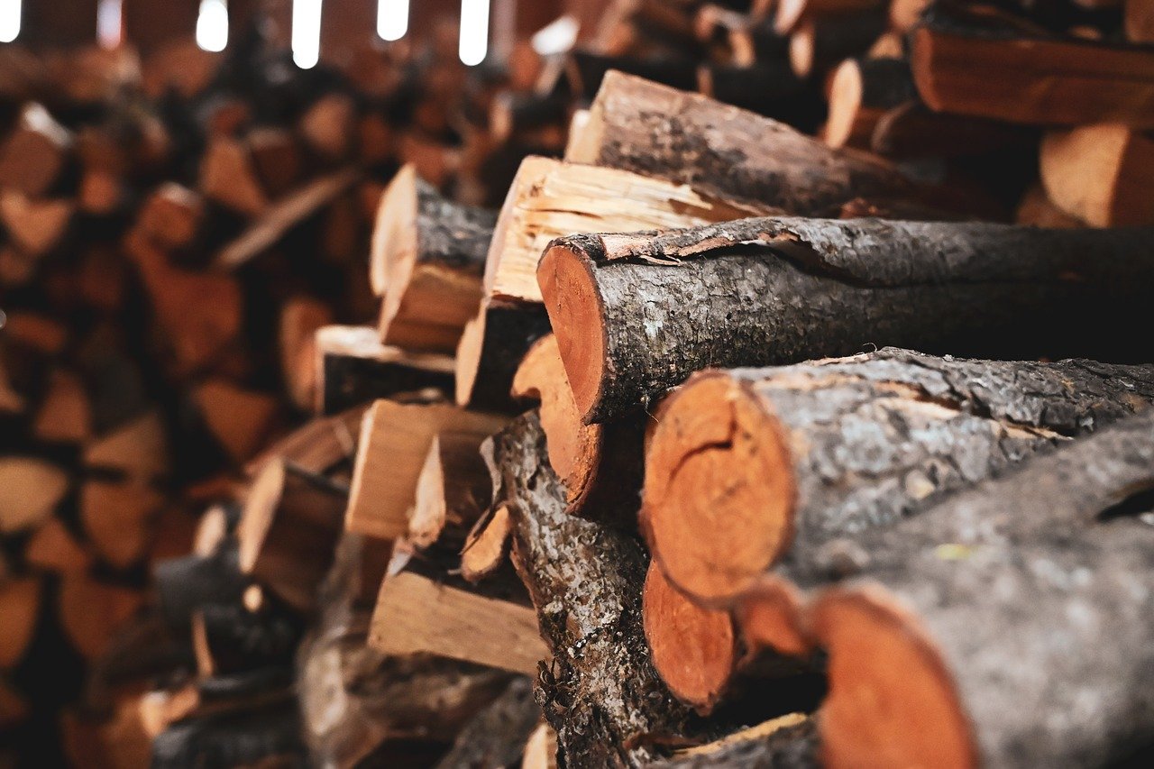 jak składować drewno opałowe
